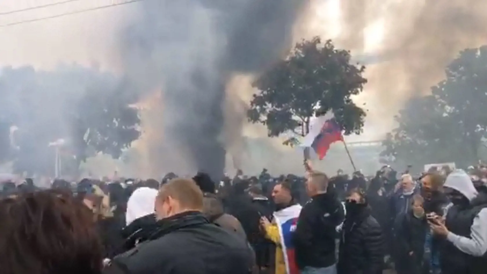 Protestom sa ťahal dym z pyrotechniky, ktorú ultras fanúšikovia zapálili.