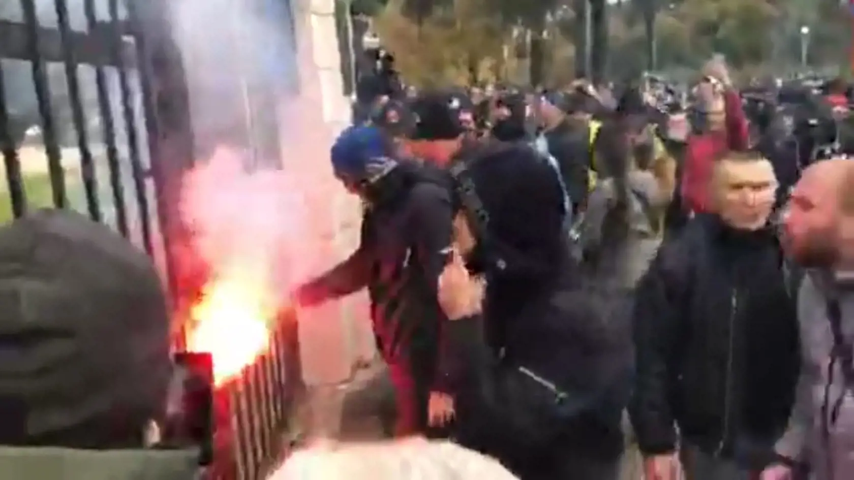 O pokojnom proteste nemohla byť reč. Viacerí fanúšikovia sa vešali na bránu úradu vlády, snažili sa ju vytrhnúť, zapáliť aj preliezť. Neskôr zakročila polícia.