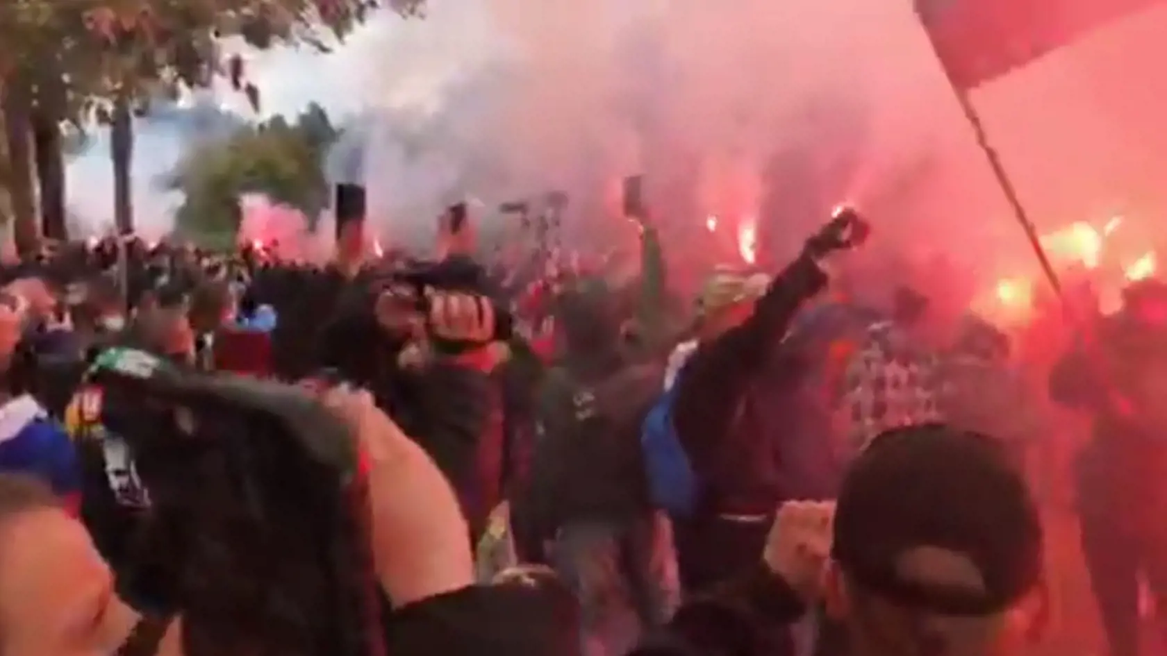 Pred úradom vlády bolo "veselo". Protestujúci zapálili svetlice, mnohé z nich hádzali cez bránu do dvora úradu.