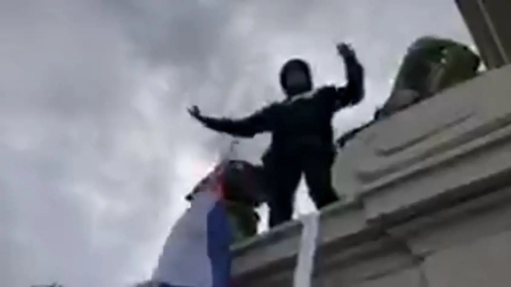 O pokojnom proteste nemohla byť reč. Viacerí fanúšikovia sa vešali na bránu úradu vlády, snažili sa ju vytrhnúť, zapáliť aj preliezť. Neskôr zakročila polícia.