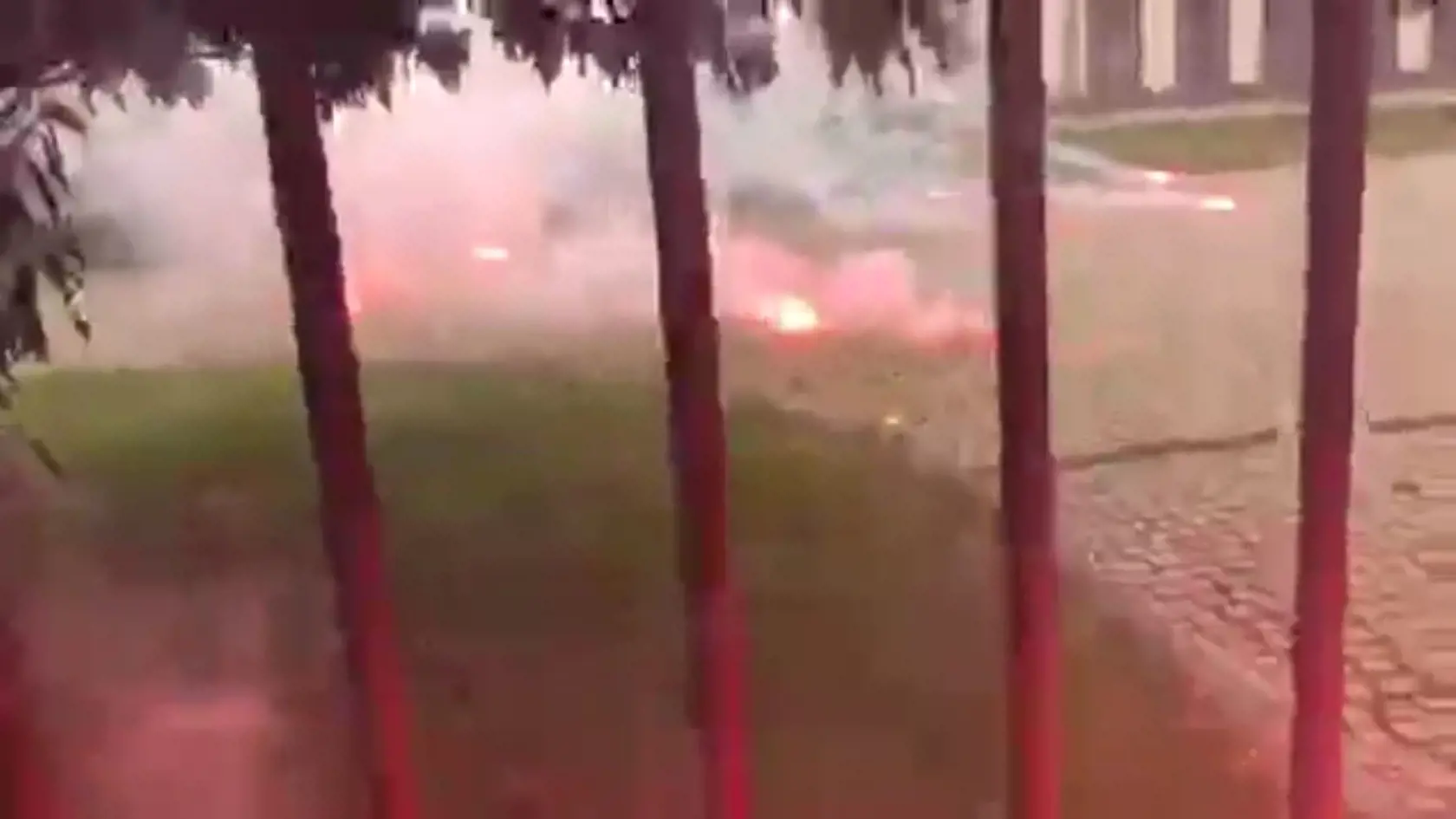 Pred úradom vlády bolo "veselo". Protestujúci zapálili svetlice, mnohé z nich hádzali cez bránu do dvora úradu.