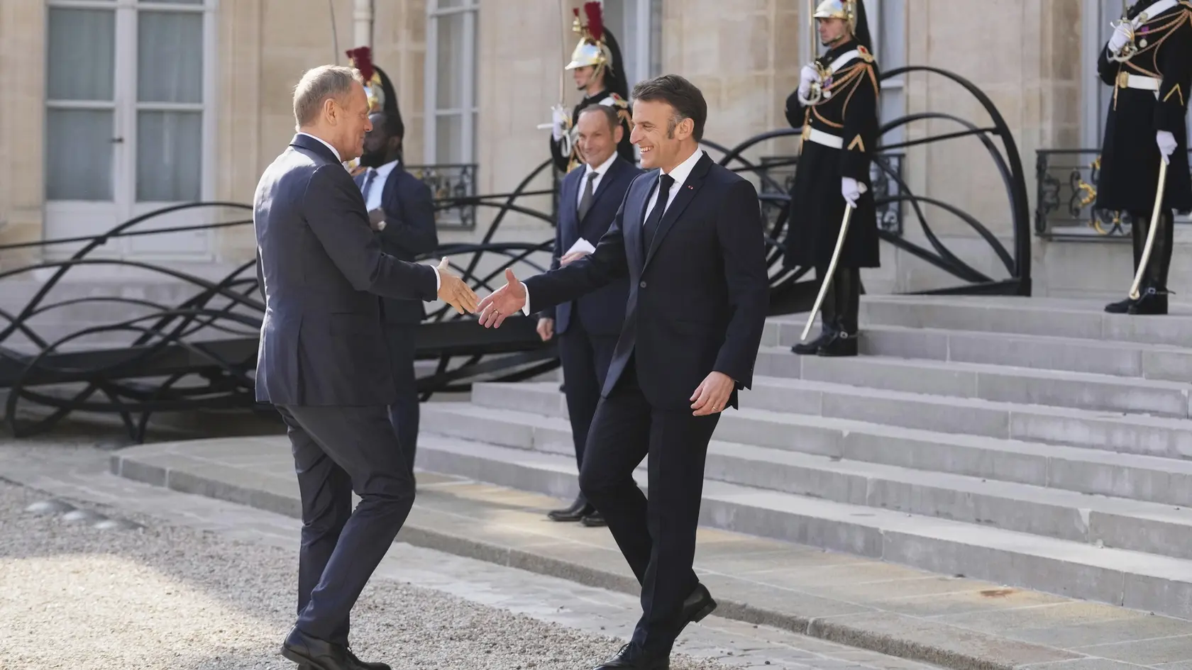 JB 19 Paríž - Francúzsky prezident Emmanuel Macron (uprostred) víta poľského premiéra Donalda Tuska počas jeho príchodu na summit predstaviteľov tzv. koalície ochotných venované ďalšej podpore Ukrajiny v Elyzejskom paláci v Paríži 27. marca 2025.