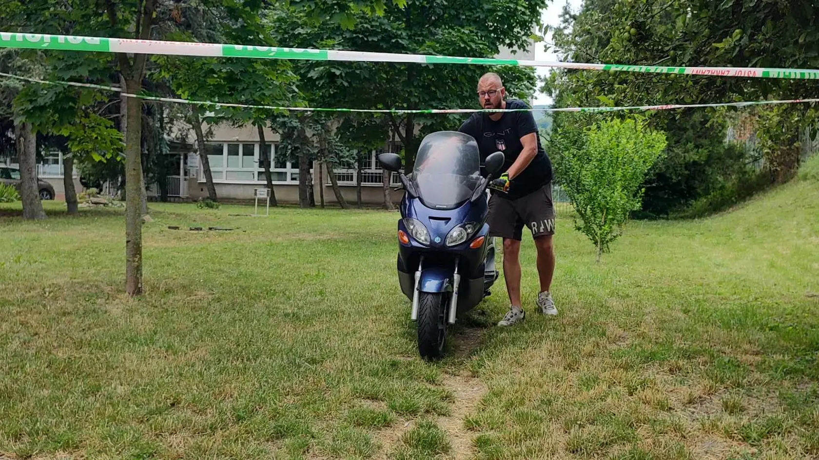 Podľa našich informácií má ísť údajne o študenta školy. Ku škole sa mal dostaviť na skútri, ktorý potom zaparkoval neďaleko budovy.