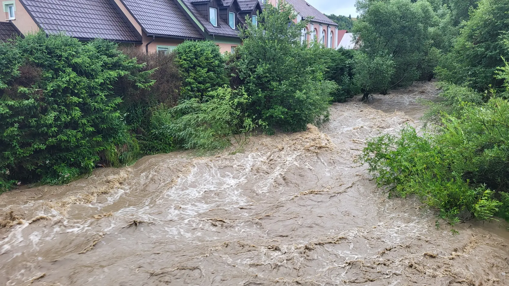 Vo Vitanovej sa poriadne rozvodnil potok.