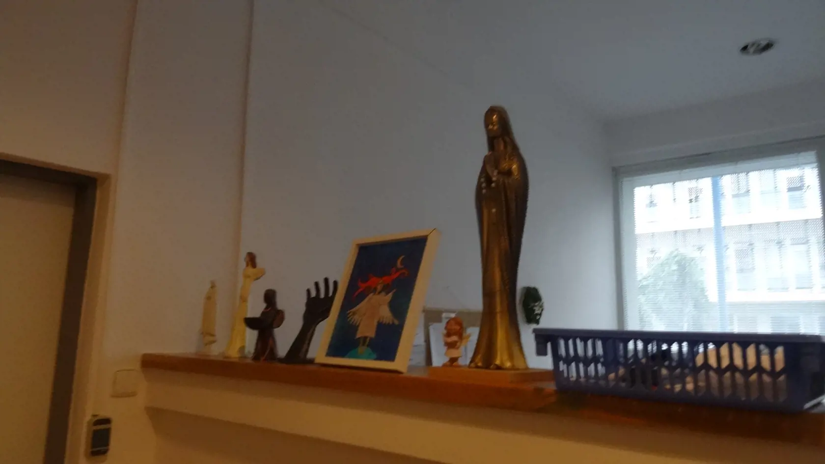 Na chodbe, na pultíku je socha Panny Márie.