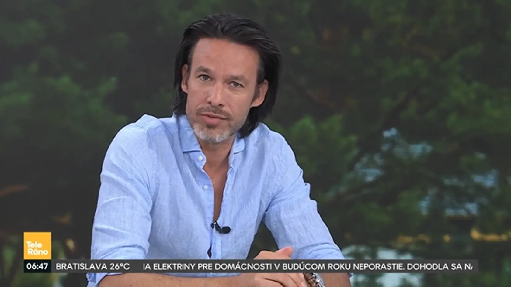 Roman Juraško s dlhými vlasmi.