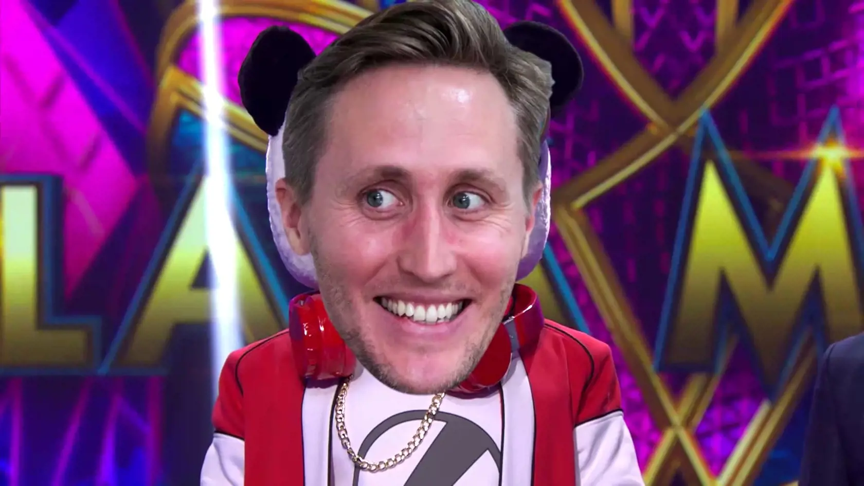 Pod maskou pandy sa môže skrývať aj Matej Sajfa Cifra.