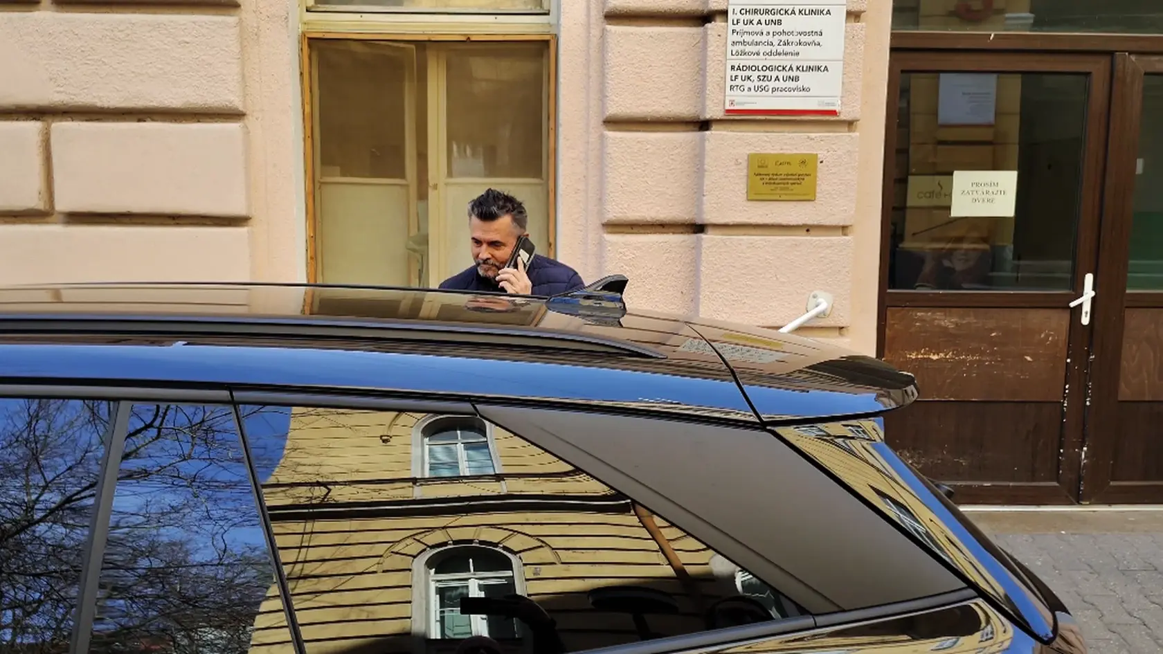 Lukáš Machala odchádza z nemocnice, kde sa zotavoval po autonehode.