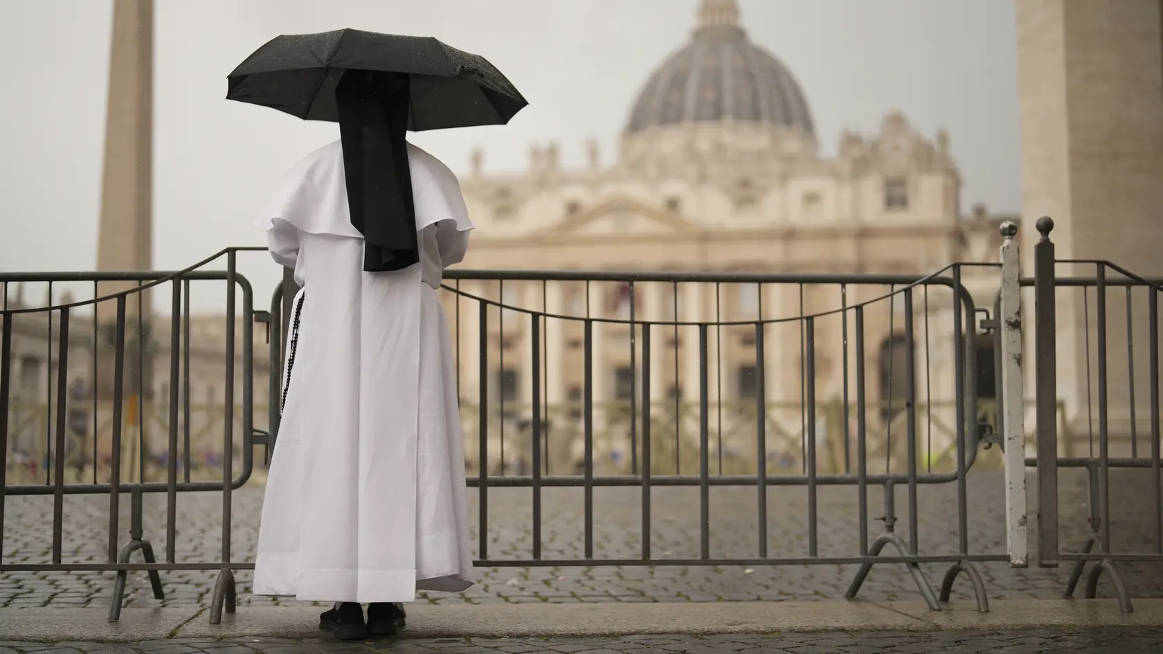 Na snímke mníška s dáždnikom stojí pred Bazilikou sv. Petra, v ktorej sa uskutočňuje svätá omša za voľbu pápeža (Pro eligendo Romano Pontifice) v stredu 7. mája 2025 vo Vatikáne. V Sixtínskej kaplnke Apoštolského paláca vo Vatikáne sa v stredu začne konkláve, na ktorom kardináli s právom voľby zvolia 267. pápeža katolíckej cirkvi. Začiatok konkláve generálna kongregácia kardinálov zvolala na 16. deň po úmrtí pápeža Františka z 21. apríla.