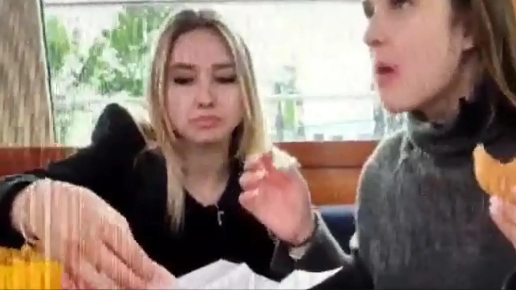 Shania a Davina Geissové si počas plavby na Dunaji v Bratislave pochutnali na čerstvých kaiserkách so salámou. Tie si nakúpili v obchodnom reťazci pred plavbou.