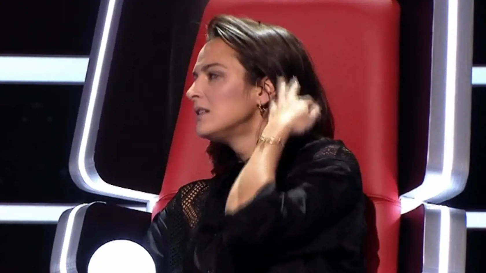Jana prejavovala emócie až príliš a vkuse si prehrabávala vlasy.
