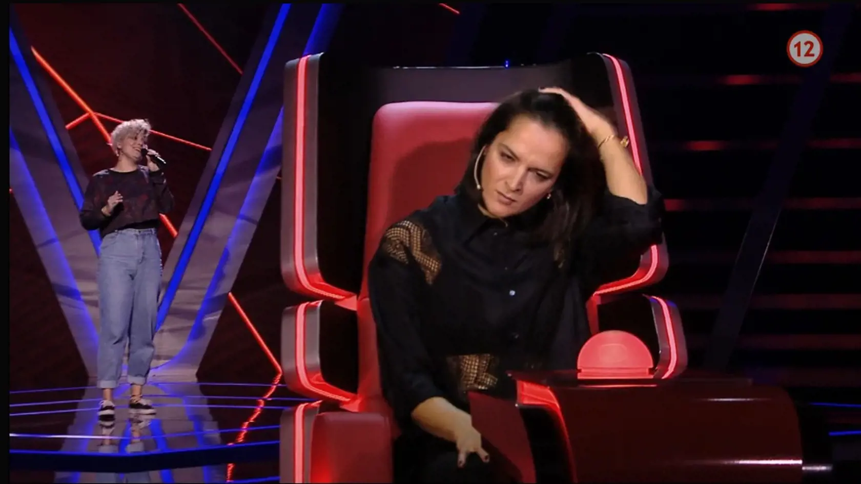 Jana prejavovala emócie až príliš a vkuse si prehrabávala vlasy.