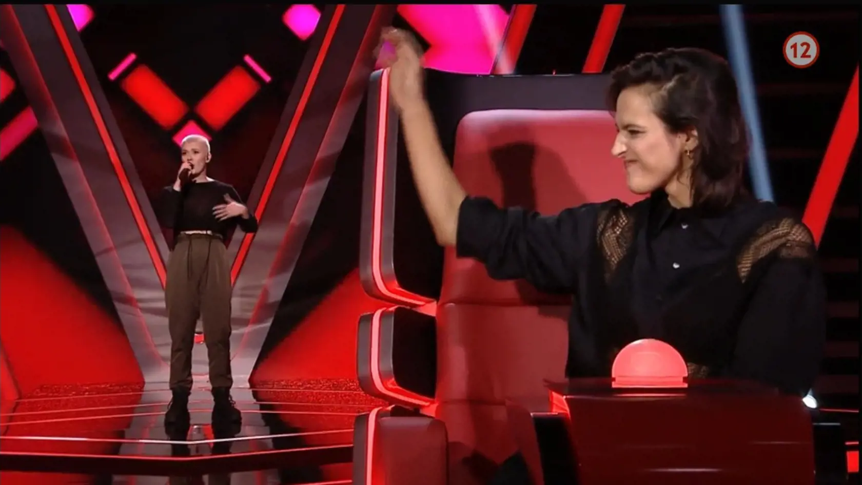 Jana prejavovala emócie až príliš a vkuse si prehrabávala vlasy.