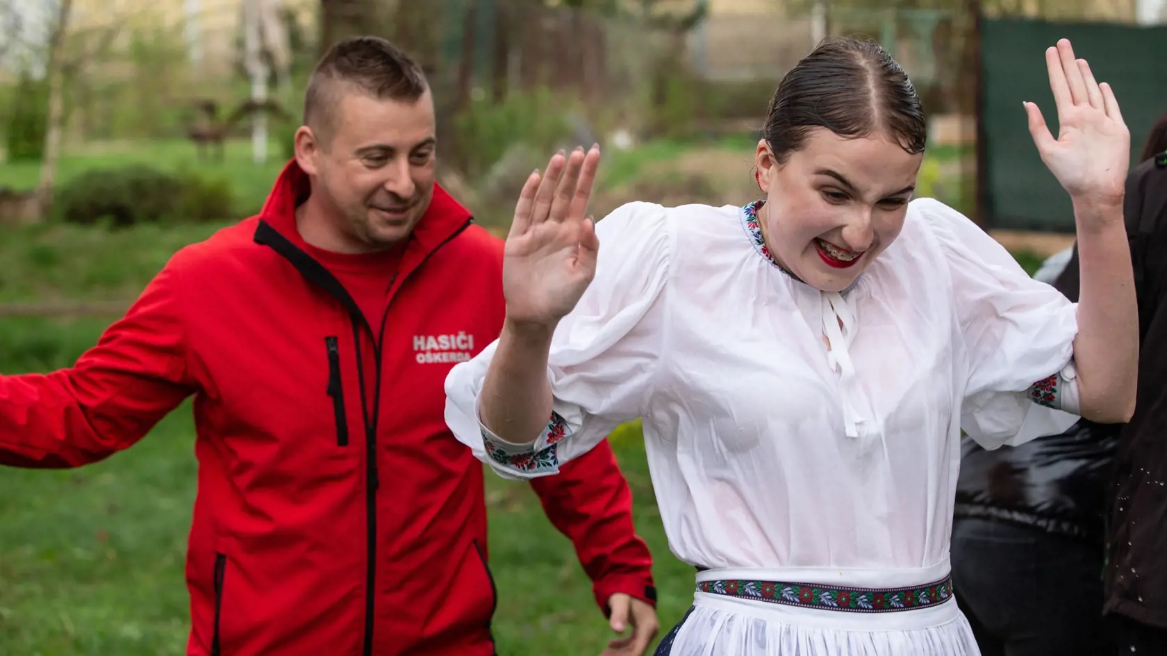 Na snímke hasič z Dobrovoľného hasičského zboru (DHZ) Oškerda a žena v kroji počas veľkonočnej oblievačky a šibačky v obci Oškerda v pondelok 1. apríla 2024.