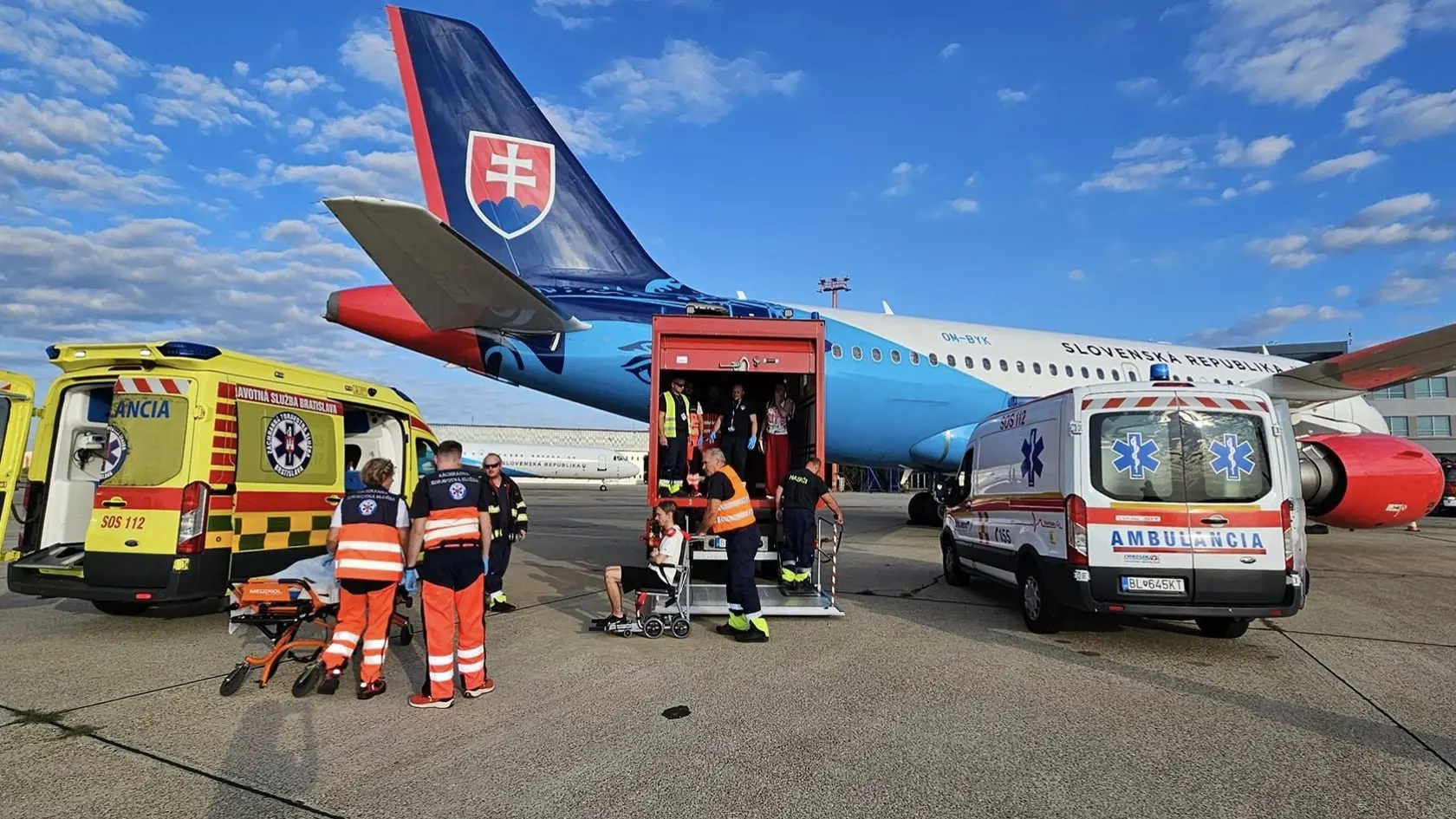 Už je na Slovensku! Včera krátko po pol siedmej ráno na bratislavskom Letisku M.R. Štefánika pristál vládny špeciál spolu s Denisom (26), ktorý utrpel v Číne vážne zranenia. Na palube lietadla sa spolu s ním nachádzali aj jeho rodičia, mama Dagmar s otcom Rastislavom.