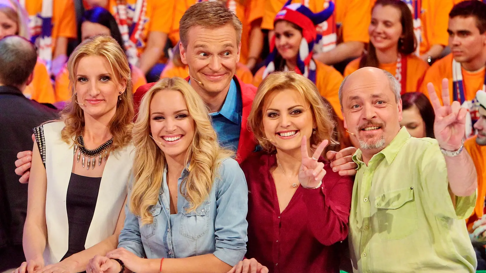 Na snimke zlava Adela Banasova, Jeanette Borhyova, Martin Nikodym, Evita Urbanikova a Matej Landl pocasc natacania siedmeho dielu show Milujeme Slovensko z dielne verejnopravnej RTVS.
