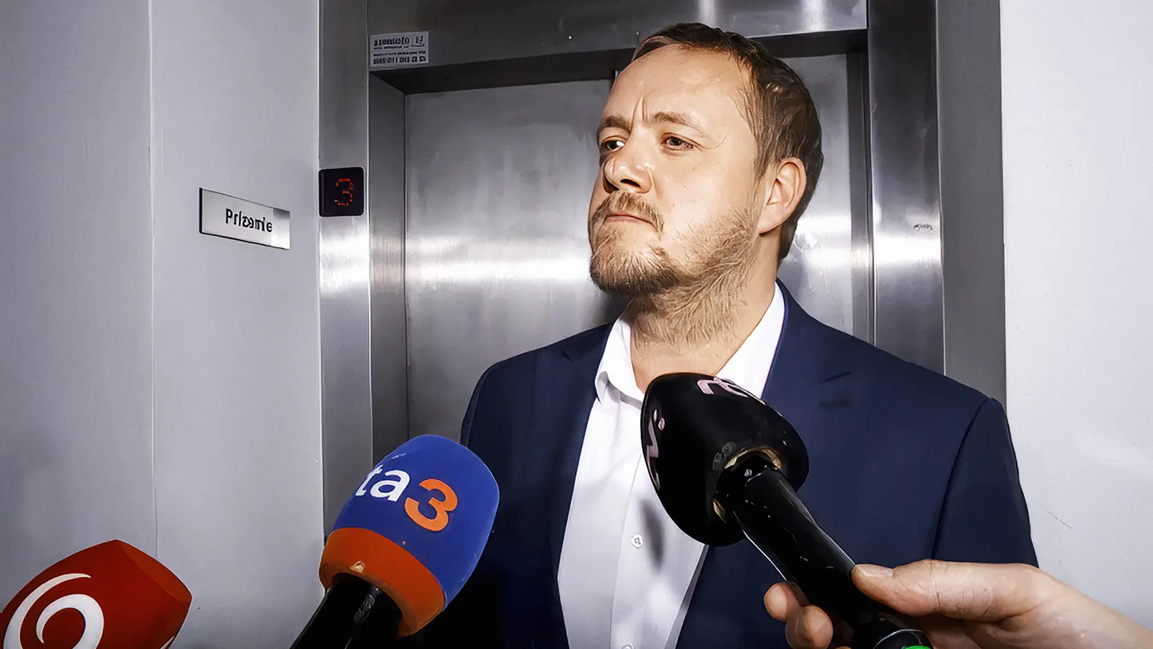 Ján Čurilla. „Parťákov“ sa v skupine rečnícky pýtal, či vyšetrovateľ Karaba pred smrťou stihol poslať peniaze do zbierky.