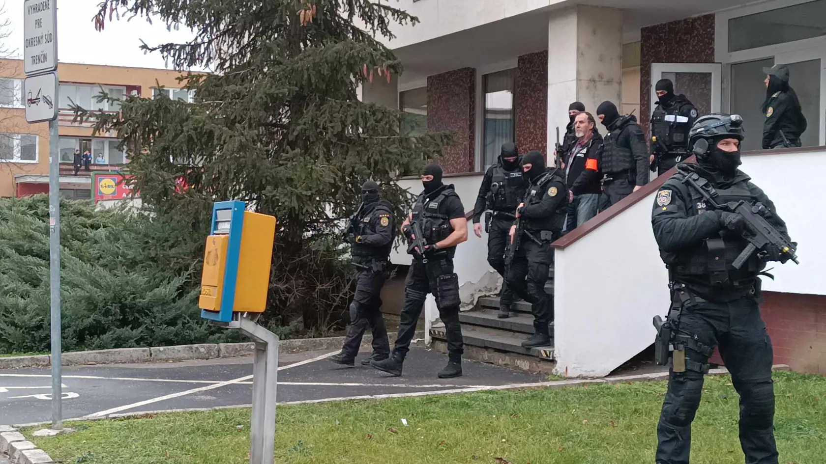 Obvineného atentátnika Juraja Cintulu z trenčianskeho okresného súdu prevážajú za mreže.
