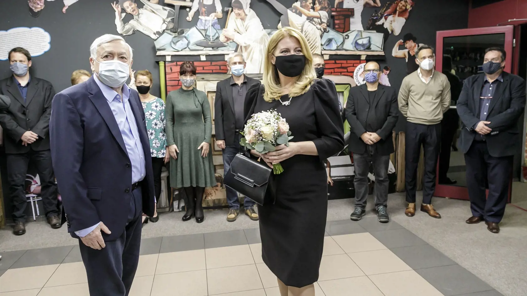 Na snímke sprava prezidentka SR Zuzana Čaputová a riaditeľ Radošinského naivného divadla (RND) Stanislav Štepka počas návštevy divadla a stretnutia s členmi súboru v Bratislave 7. októbra 2020. FOTO TASR - Dano Veselský