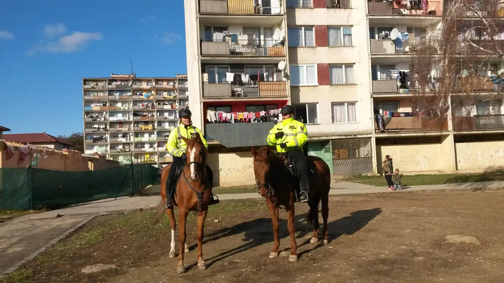 Na Luniku IX občas vidíme aj jazdeckú políciu.