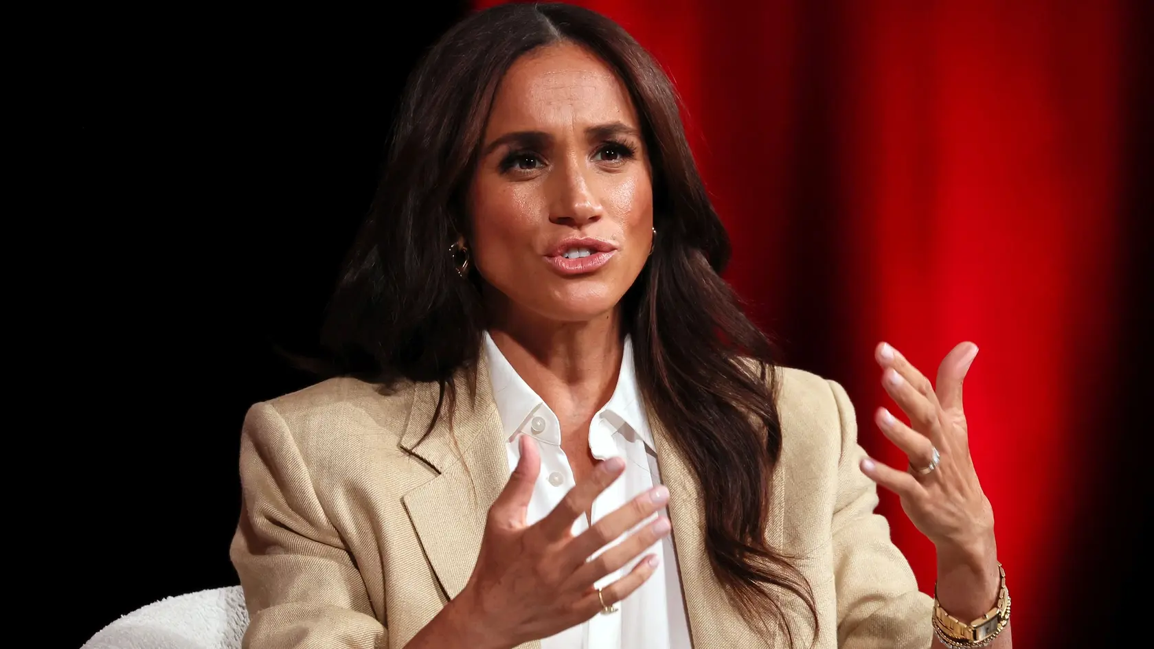 Meghan Markle, ktorá vyrastala priamo v Los Angeles, sa odmalička túžila stať slávnou herečkou a uspieť vo filmovom priemysle. Najviac sa však do povedomia ľudí zapísala až vtedy, keď sa objavila po boku princa Harryho.