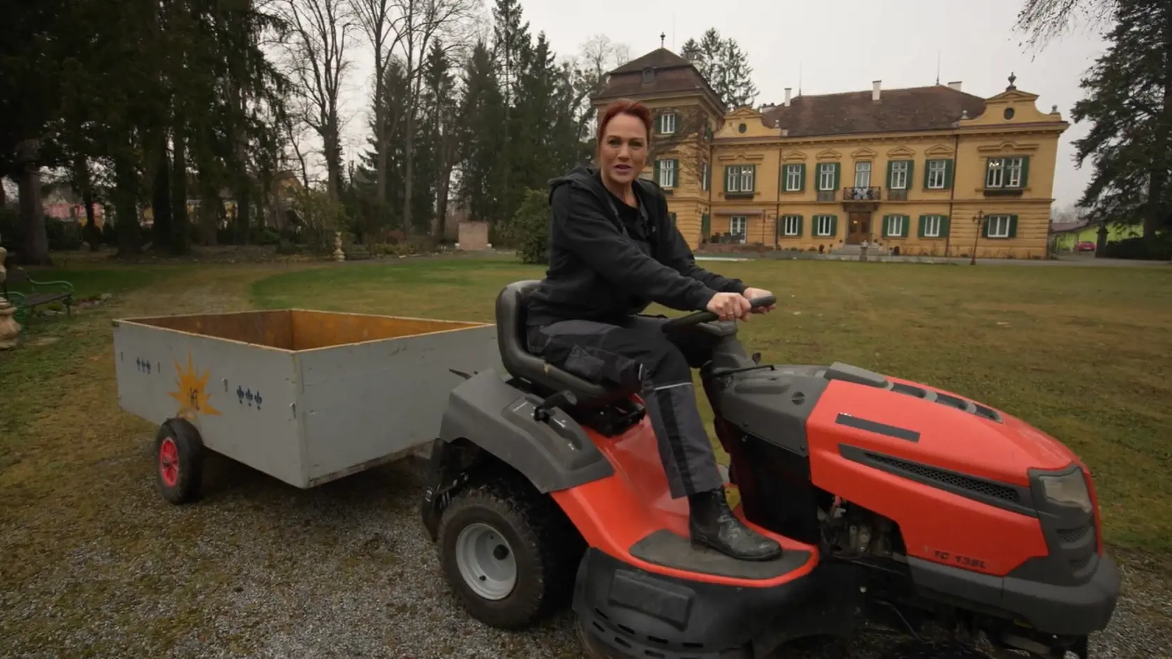 Ako sama priznáva, je v ňom záhradníkom, upratovačkou, farmárom, alej aj hradnou pani. Priznala však, že zo začiatku nevedela traktor ani naštartovať.
