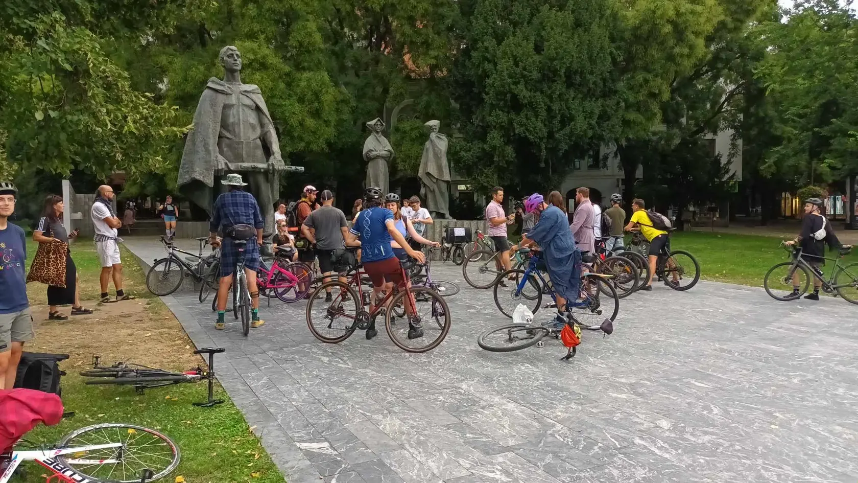 Demonštrácia proti ministerke kultúry Martine Šimkovičovej. Demonštranti prišli na bicykloch a v netradičných outfitoch.
