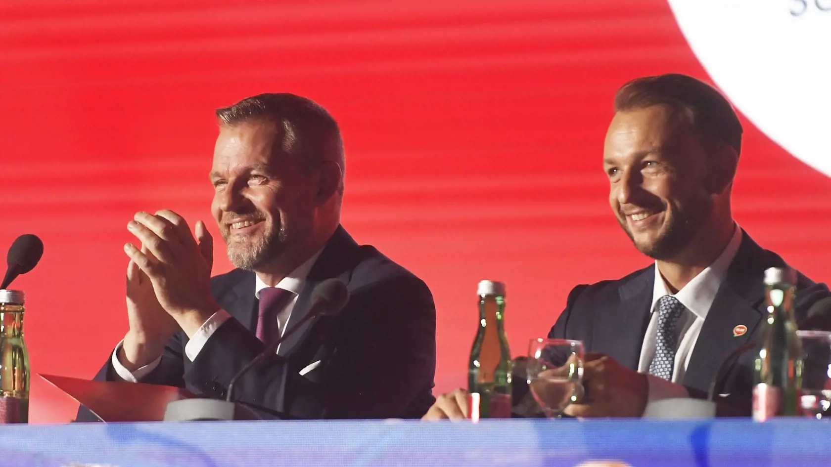 1. júna 2024: Novozvolený predseda strany Hlas Matúš Šutaj Eštok (vpravo) tlieska po hlasovaní na 4. pracovnom sneme strany v Košiciach. Eštok nahradil vo funkcii zakladateľa Hlasu a novozvoleného prezidenta SR Petra Pellegriniho (vľavo). Za podpredsedov strany zvolili delegáti na sneme ministrov Denisu Sakovú, Richarda Rašiho, Erika Tomáša, Zuzanu Dolinkovú. Novým podpredsedom sa stal aj minister školstva Tomáš Drucker.