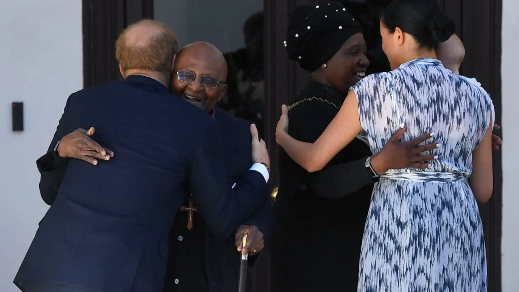 Miestni obyvatelia si pre rodinu pripravili veľkolepé privítanie v podobe tradičného tanca. Meghan a Harry sa k nim dokonca po chvíli bezprostredne pridali. Fanúšikovia, ktorí na nich čakali, tak boli ich priateľským prístupom milo prekvapení. Po príchode sa s domácimi rozprávali, podávali si ruky či dokonca sa s nimi objímali.