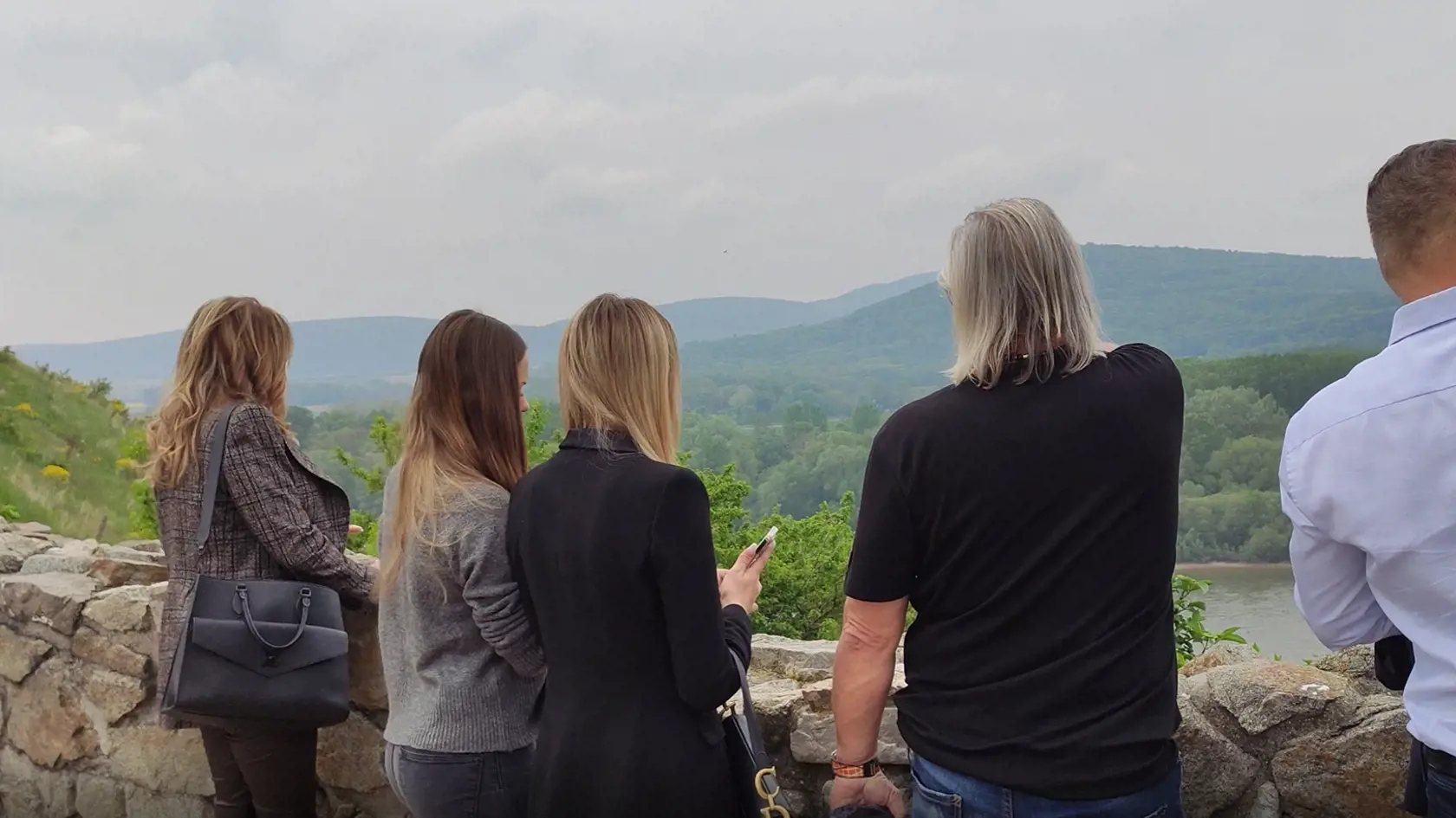 Rodinka Geissenovcov navštívila počas druhého dňa svojej návštevy na Slovensku zrúcaninu hradu Devín v Bratislave. Carmen, Roberta, Shaniu a Davinu sprevádzali predseda BSK Juraj Droba a minister hospodárstva Richard Sulík.