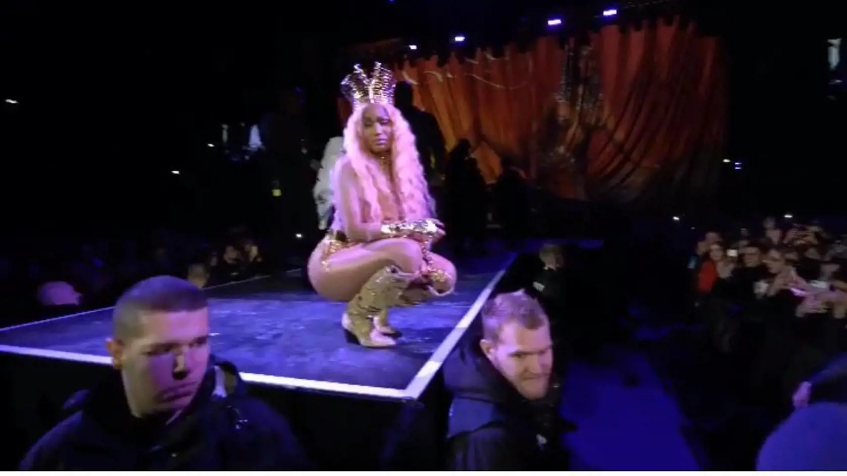 Po tom, ako Nicki Minaj nechala hodiny čakať fanúšikov, vyšla na pódium a koncert zrušila.