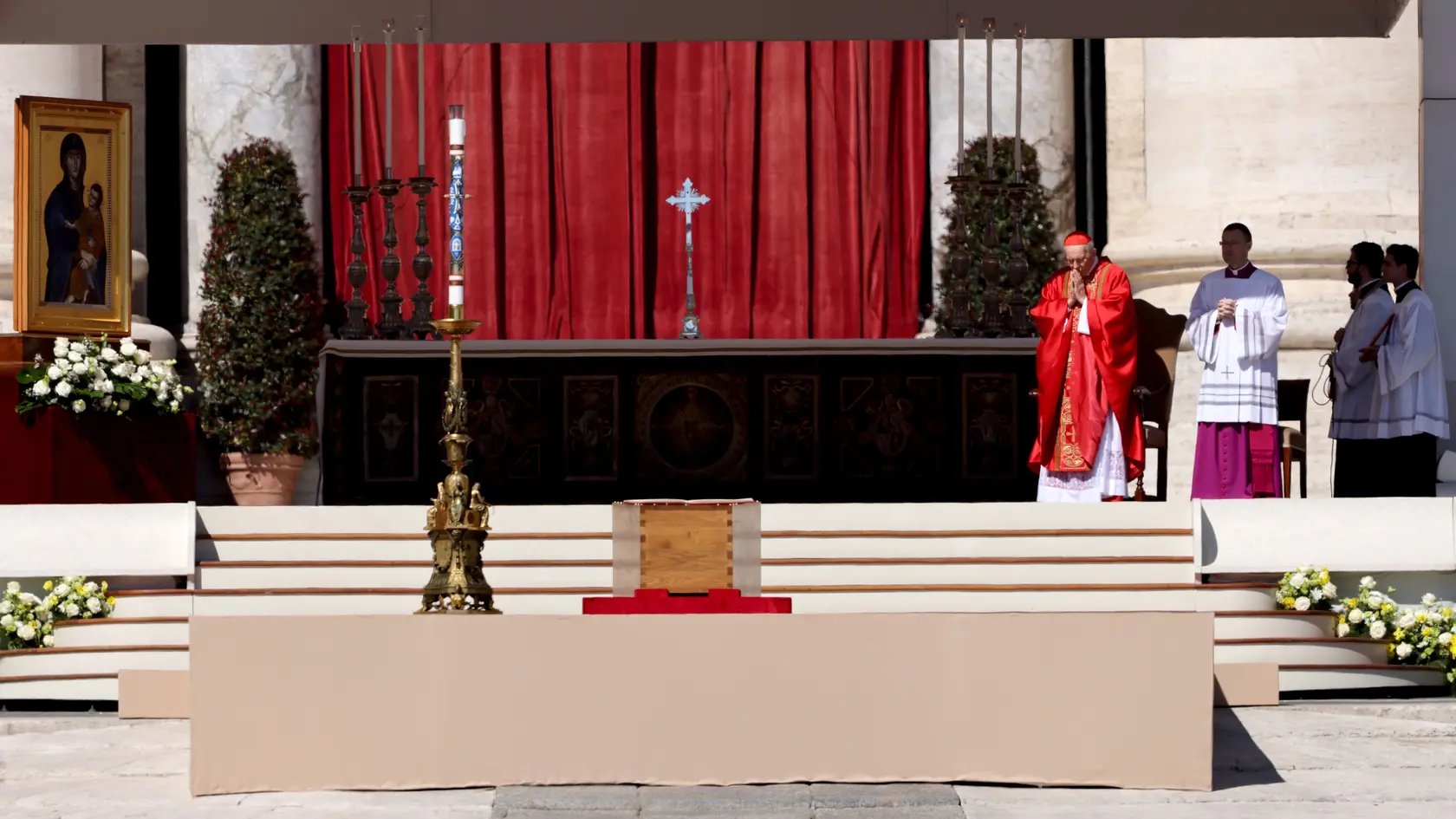 Kardinál Giovanni Battista Re, ktorý vedie pohrebné obrady a celebruje omšu, je Talian. Za kardinála ho menoval pápež Ján Pavol II. Za dekana kardinálskeho kolegia ho schválil pápež František.