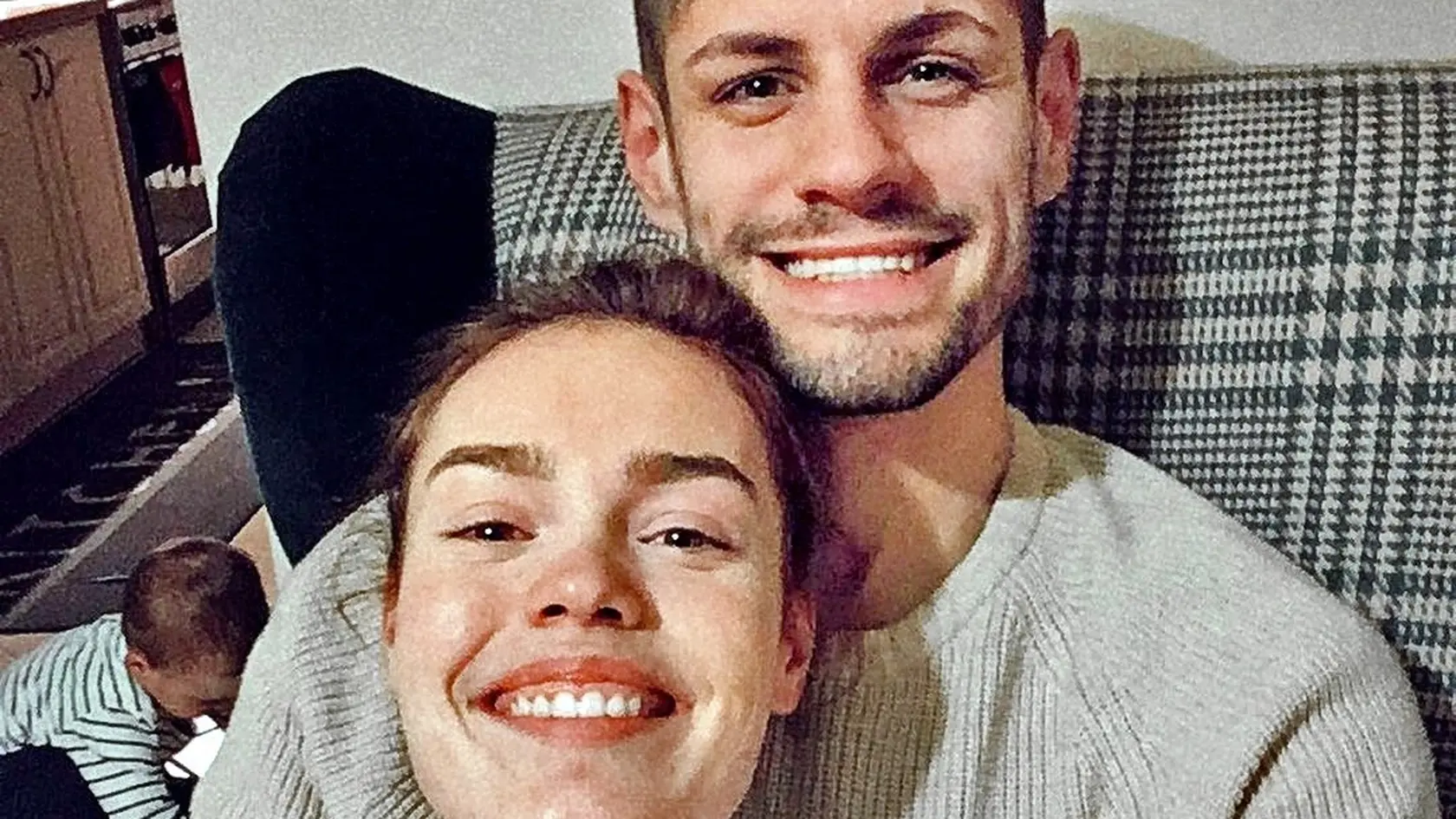 Spolu s manželom Adriánom sú členmi spolku, ktorý vykazuje známky radikalizmu.