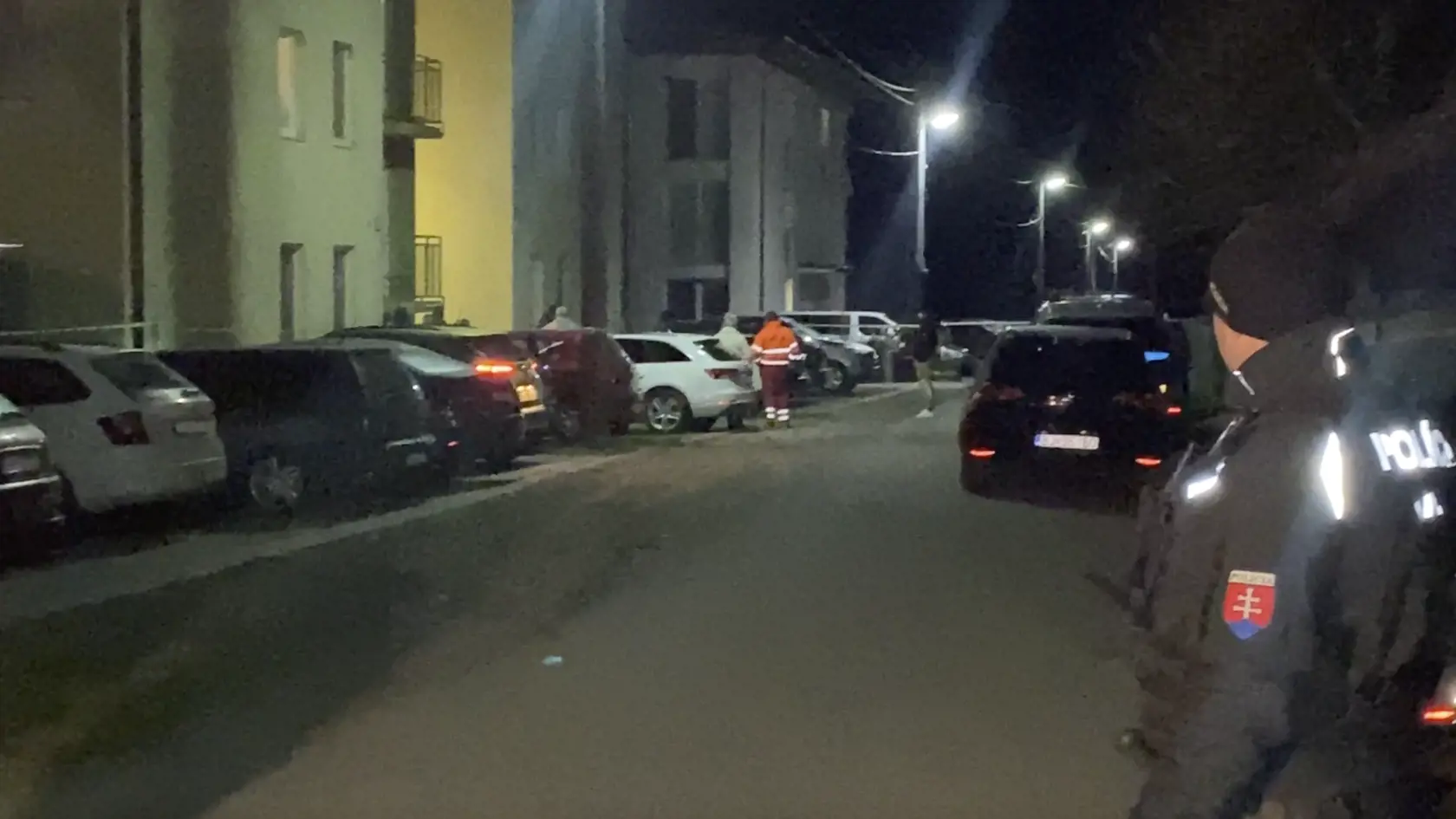 Ulica hrôzy. V Rokytove pri Bardejove, v prvom bytovom dome vľavo na fotografii, na prízemí, policajt zastrelil iba mesačné bábätko a potom zbraň obrátil proti sebe
