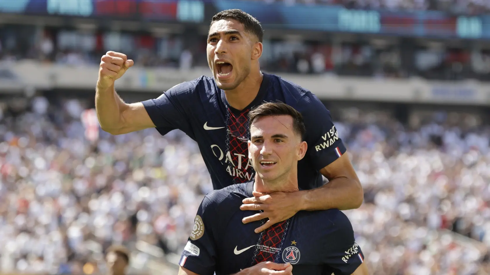 Hráč PSG Fabian Ruiz (8) oslavuje so spoluhráčom Achrafom Hakimim po tom, ako strelil tretí gól v semifinále zápasu Paris Saint-Germain – Real Madrid na MS klubov v East Rutherforde 9. júla 2025.