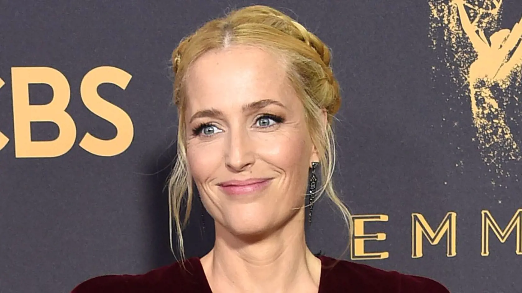 Gillian Anderson v zamatových šatách vínovej farby očarila.