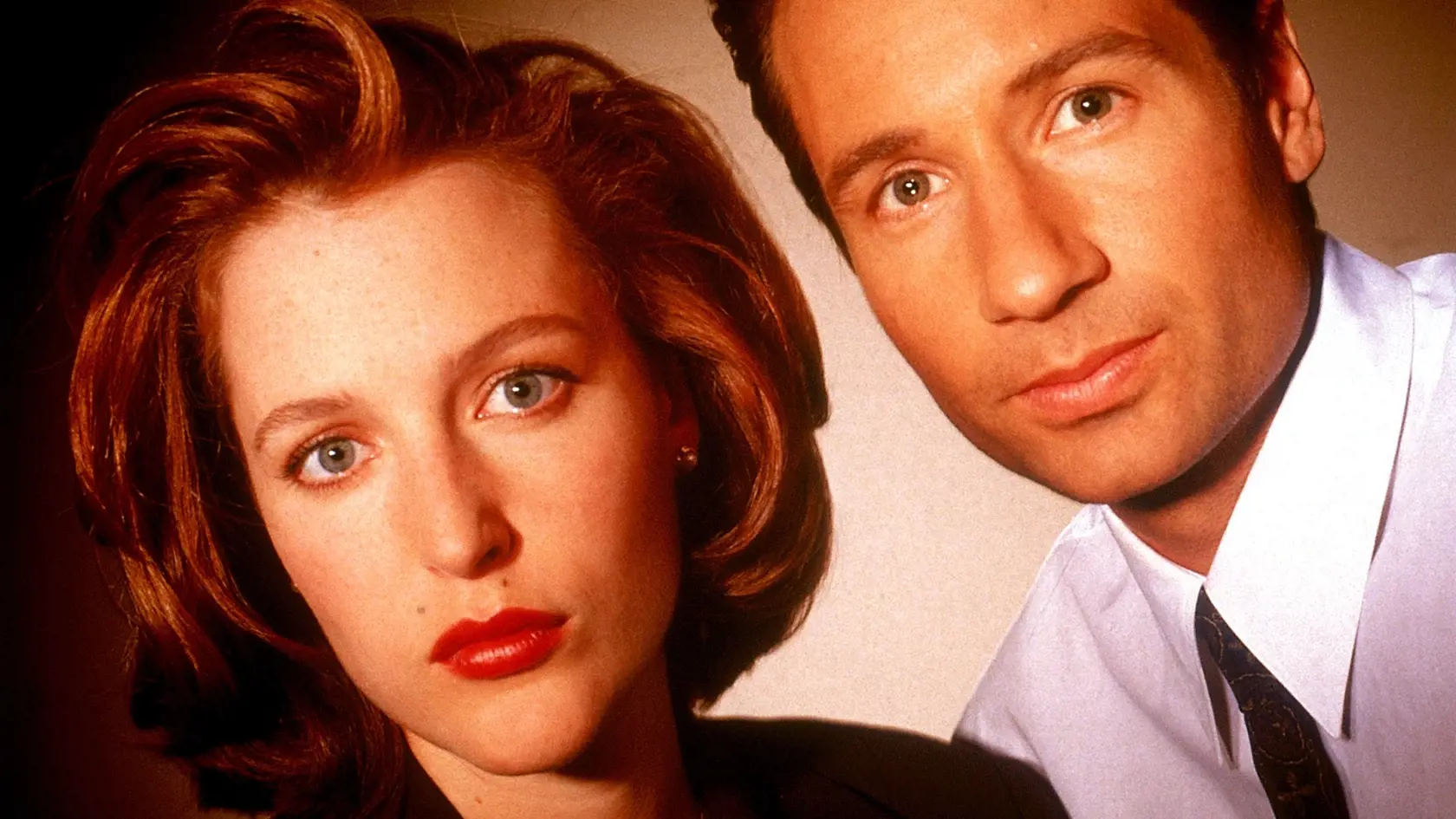 Gillian Anderson a David Duchovny v seriáli Akty X.