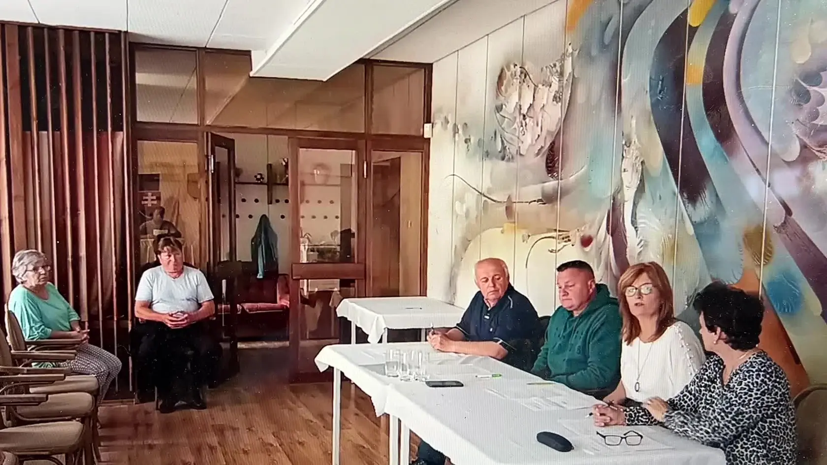 V utorok (13.5.) sa v obci Sklené (okr. Turčianske Teplice) konalo verejné zasadnutie obecného zastupiteľstva, na ktorom sa mali prerokovať a schváliť viaceré dôležité témy. Napokon však zasadnutie nebolo uznášaniaschopné - traja poslanci ho totiž po krátkom konflikte opustili!