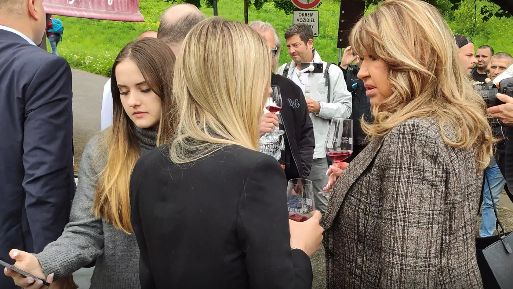 Rodinka Geissenovcov navštívila počas druhého dňa svojej návštevy na Slovensku zrúcaninu hradu Devín v Bratislave. Carmen, Roberta, Shaniu a Davinu sprevádzali predseda BSK Juraj Droba a minister hospodárstva Richard Sulík.