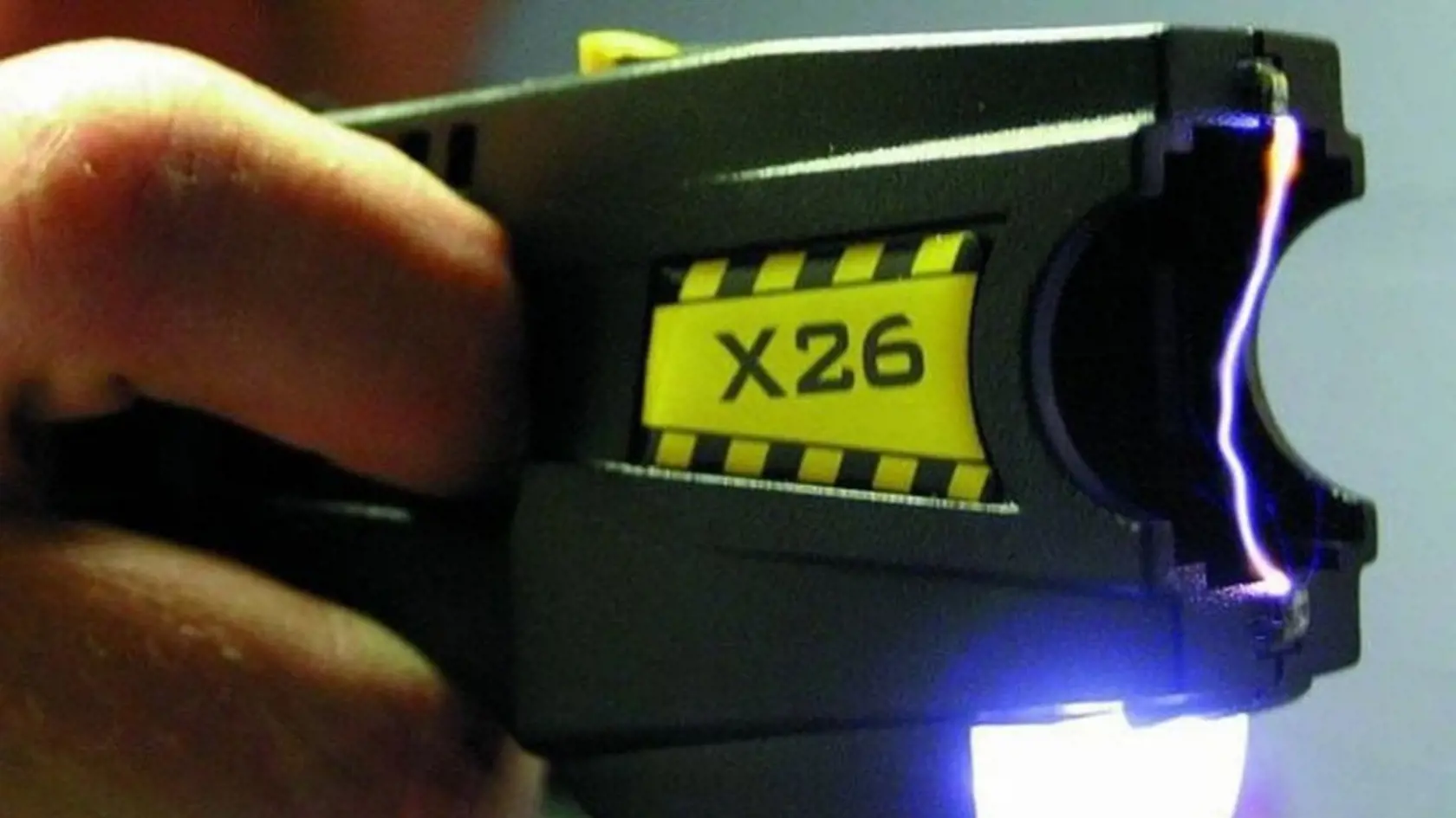 Taser je nebezpečná zbraň, používať ju majú povolené iba ozbrojené zložky. U nás je vo výbave kukláčov. 