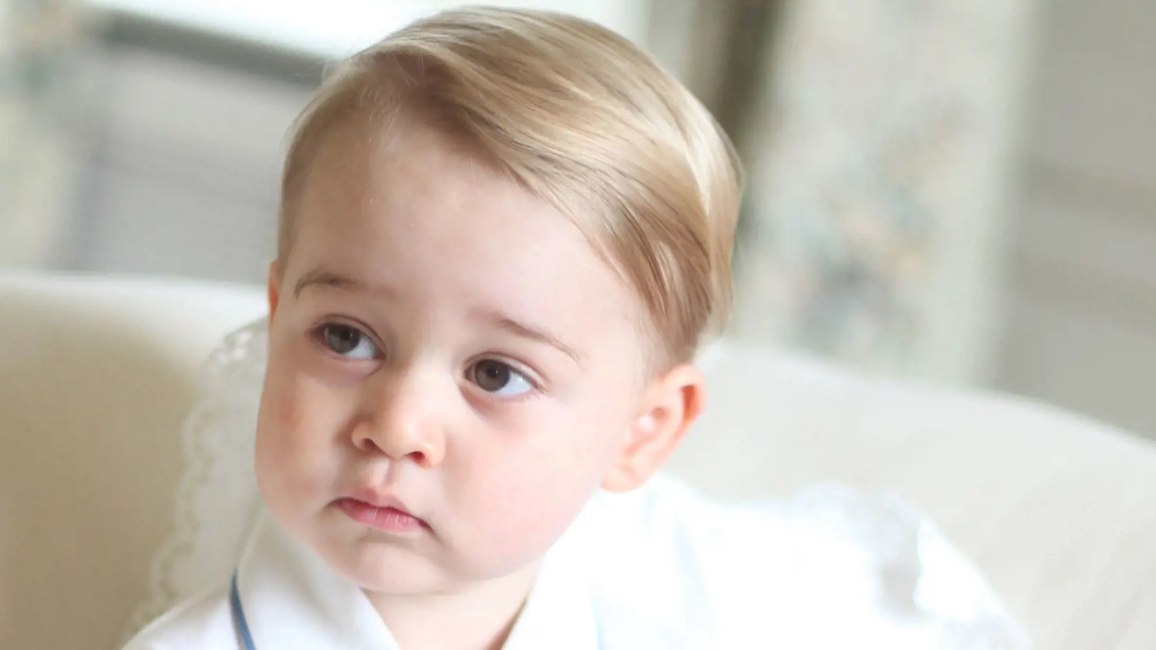 Princ George so sestričkou Charlotte. Mala na sebe rovnaký svetrík ako neskôr jej braček Louis.
