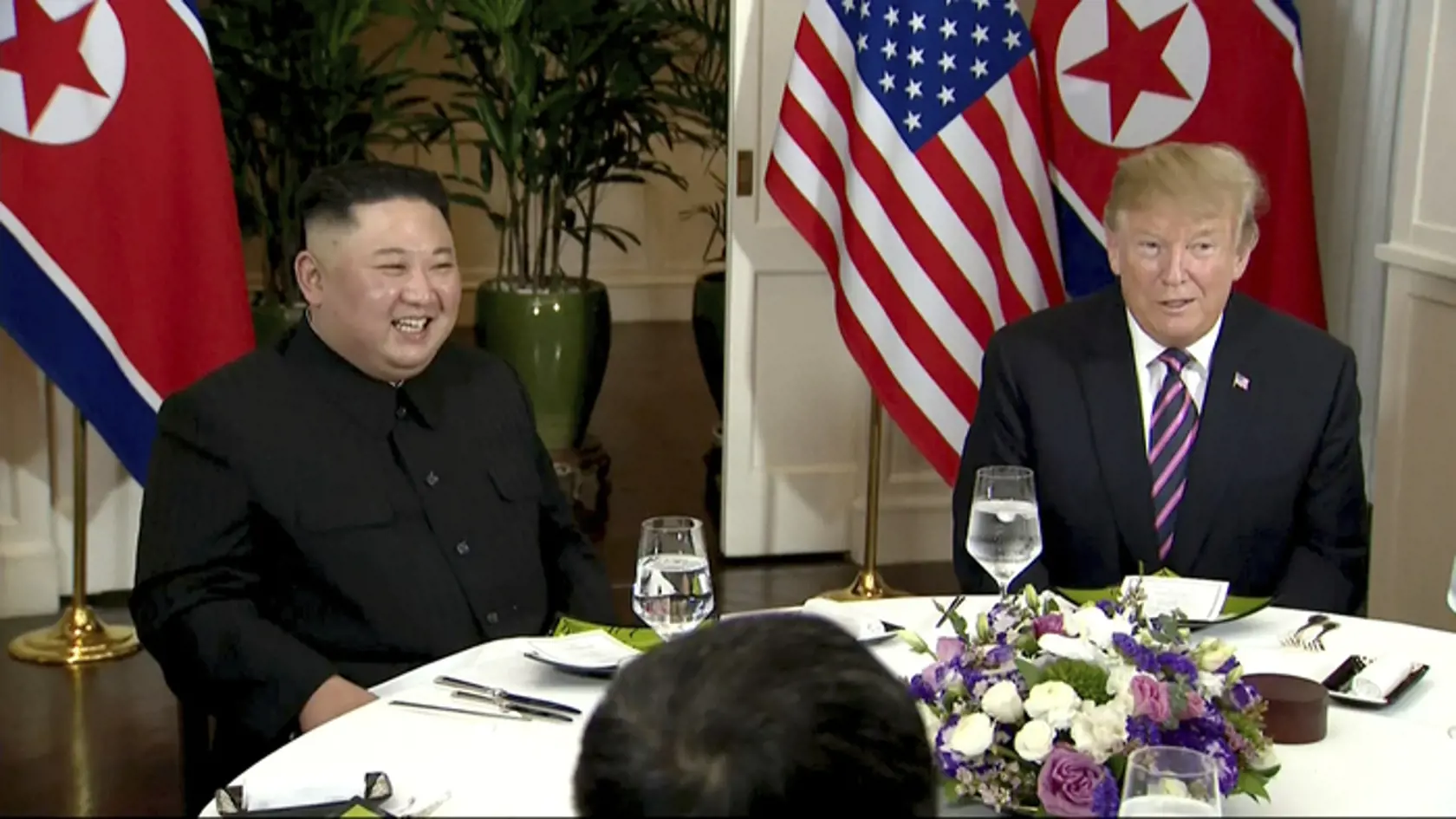 Obaja politici si s úsmevom podali ruky a Trump vyjadril presvedčenie, že summit s Kimom bude "veľmi úspešný", informovala agentúra AFP. Stretnutie sa koná v hanojskom hoteli Metropole.