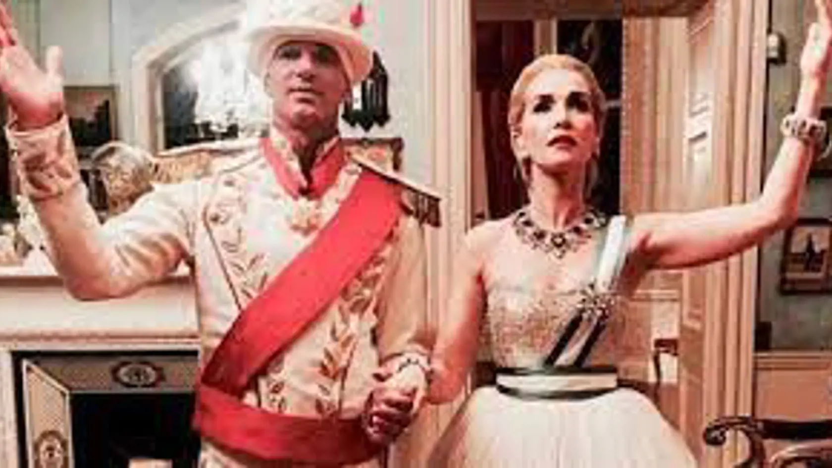 Úlohu mŕtvej argentínskej prvej dámy stvárnila populárna uruguajsko-argentínska herečka, speváčka a módna návrhárka Natalia Oreiro známa z telenovely Divoký anjel, ktorá sa aktuálne vysiela na televízii Doma. Herečka pre úlohu Evity musela podstúpiť radikálnu premenu. Aby sa na zosnulú prvú dámu podobala, nechala si odfarbiť svoje tmavé dlhé vlasy na platinovú blond farbu.