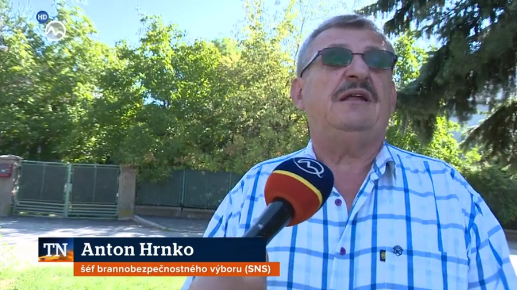 Poslanec SNS Anton Hrnko za pol rok radikálne schudol. V marci prišiel pri leteckom nešťastí o milovanú manželku a deti.