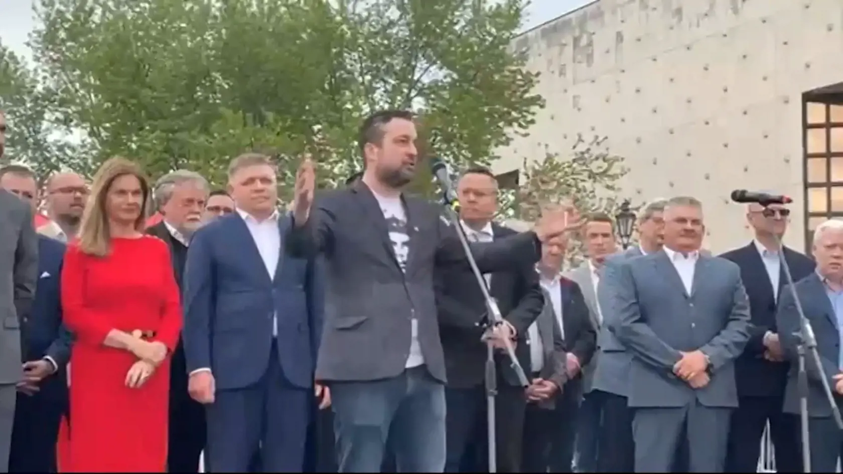 V Nitre zorganizovala opozičná strana Smer-SD 1. mája 2022 oslavu sviatku práce a protivládny protest na ktorom Blaha nabádal ľudí, aby na prezidentku kričali, že je americká ku.va. Otrasné podobné správanie má však aj ich opozícia.
