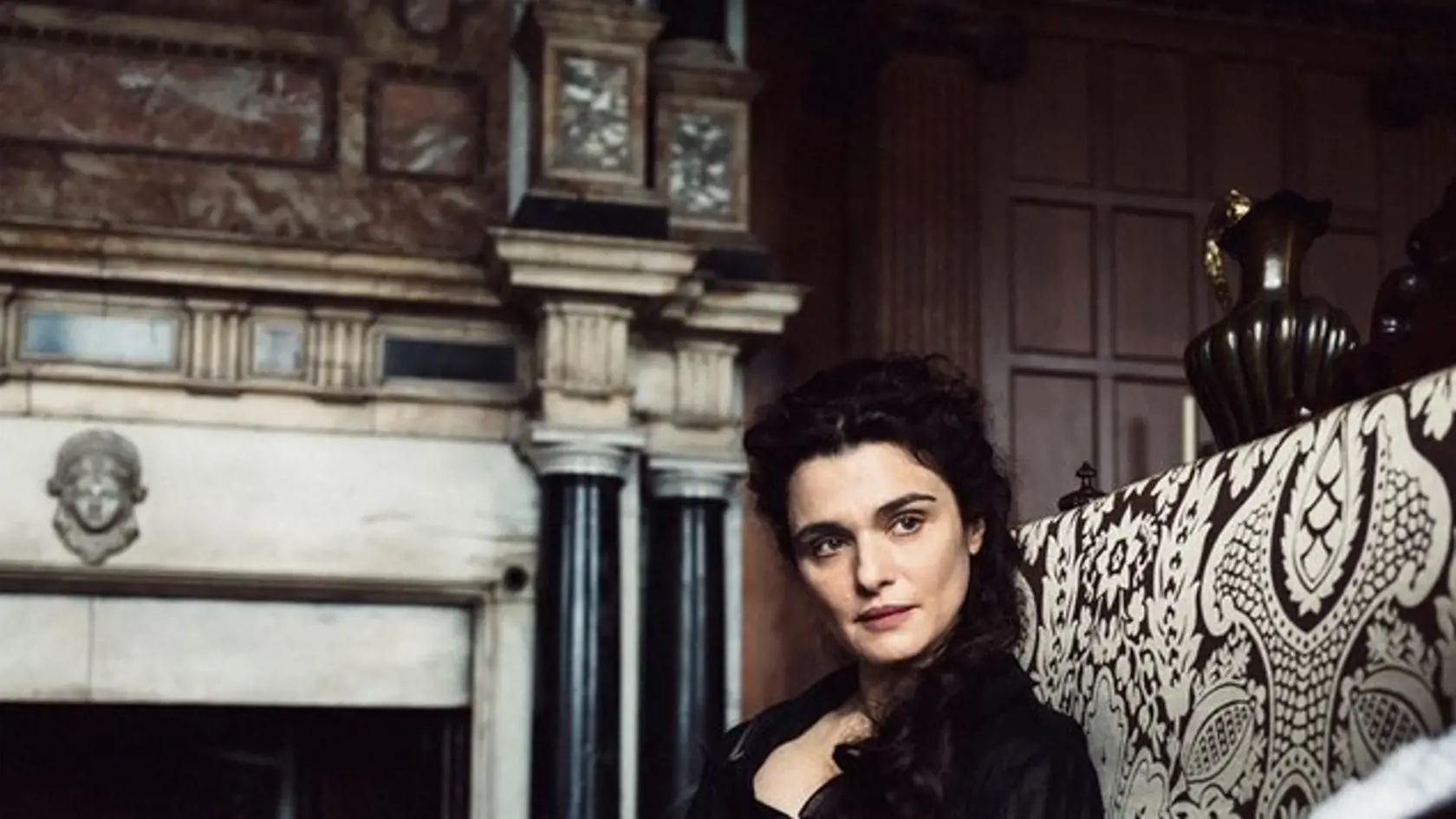 Lady Sarah alias Rachel Weisz si dokáže kráľovnú omotať okolo prsta, dokonca jej vyhovie aj v posteli. 