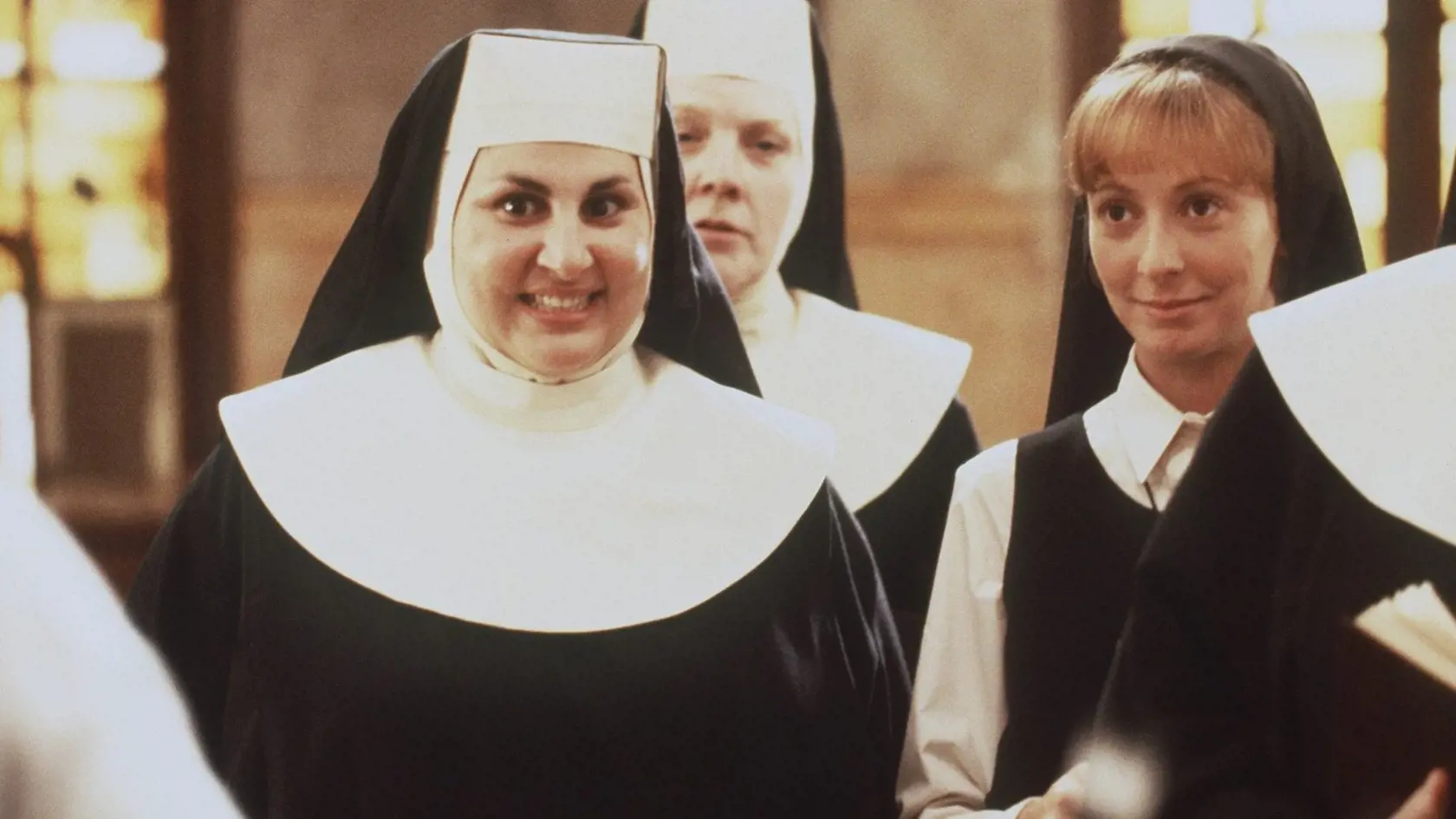 Wendy Makkena (vpravo) si zahrala nesmelú mníšku Mary Robert.