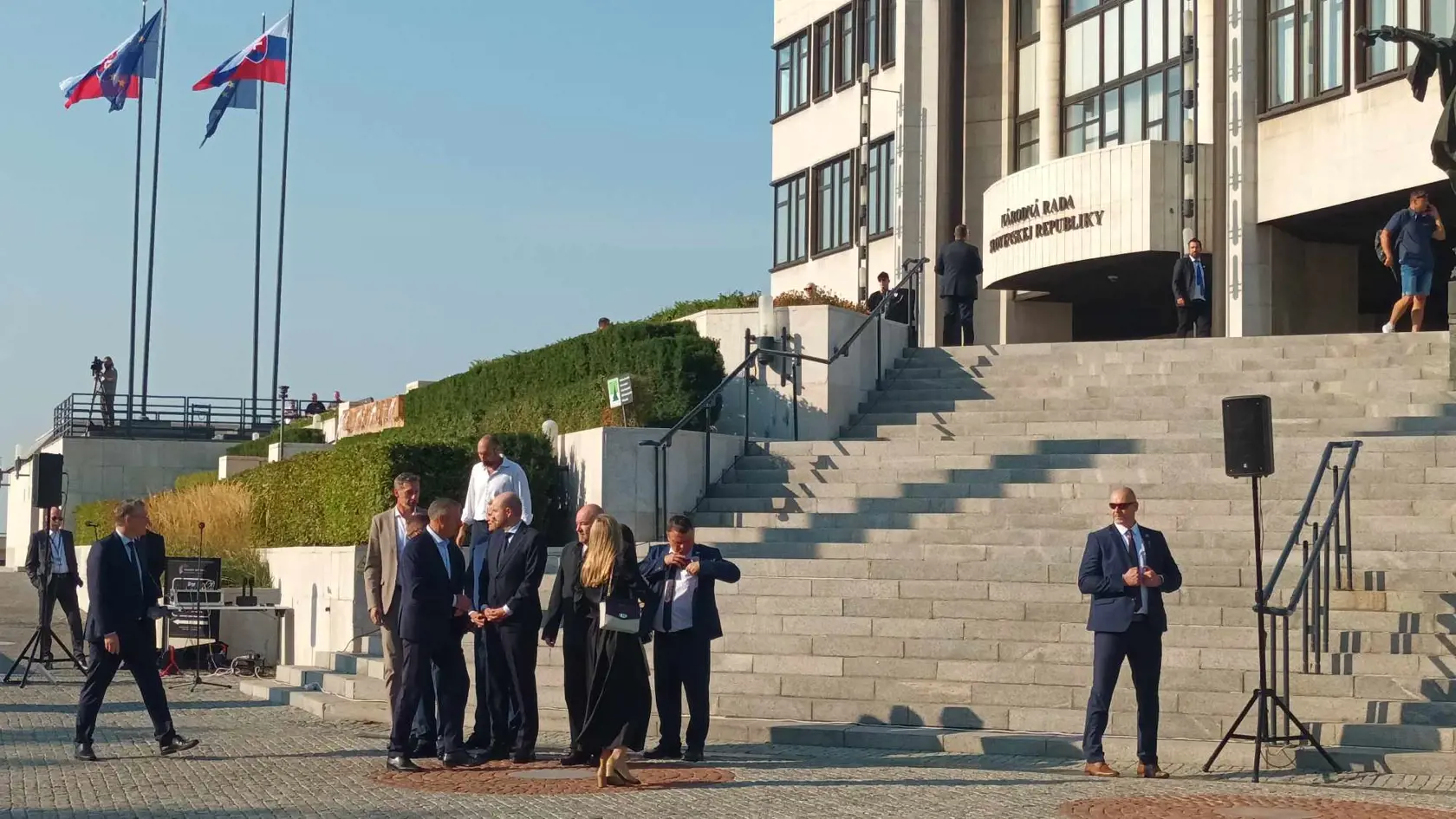 Pred bránami parlamentu už čakajú politici.