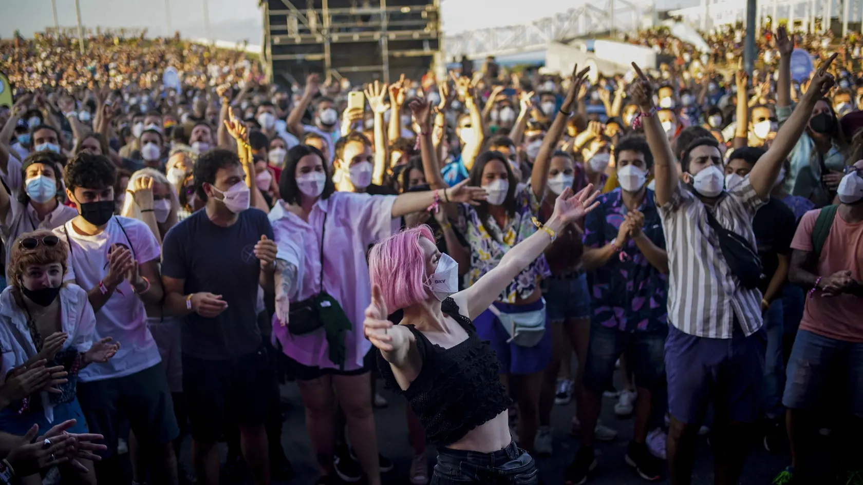 Otestovaní návštevníci tancujú počas hudobného festivalu Cruilla v Barcelone.