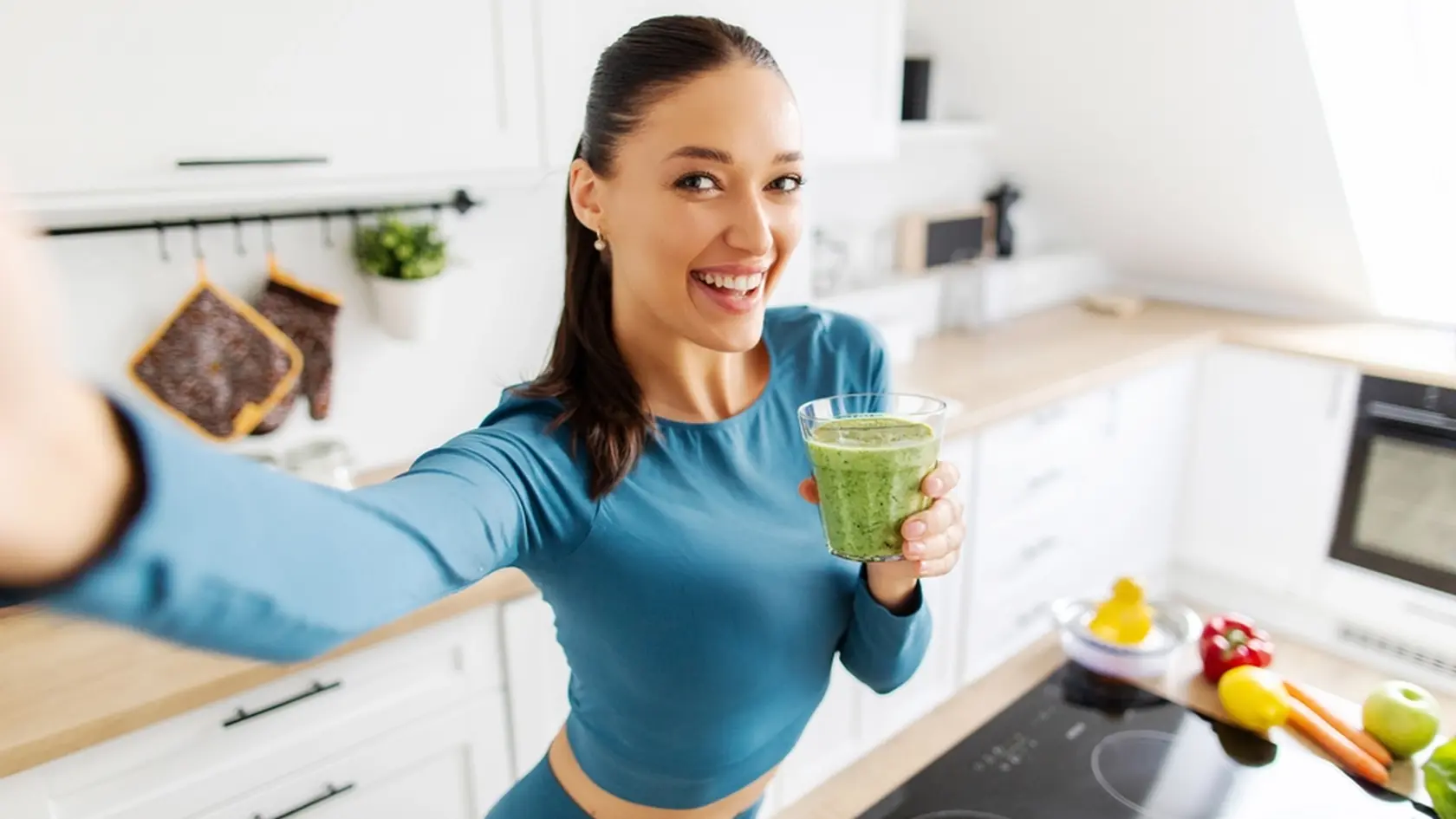 Zeleninové smoothie na večeru je chutné a zdravou alternatívou chleba.